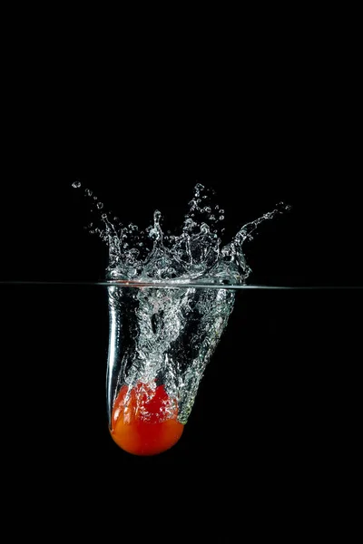 Tomate em respingo de água — Fotografia de Stock