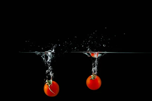 Pomodoro in spruzzi d'acqua — Foto Stock