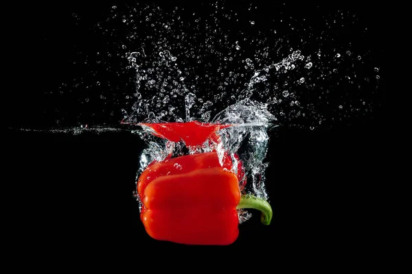 Bell pepper in water with splash — Stock Photo, Image