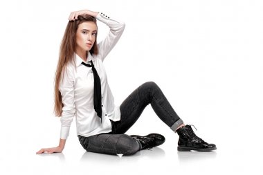 Beyaz gömlek ve kravat moda model