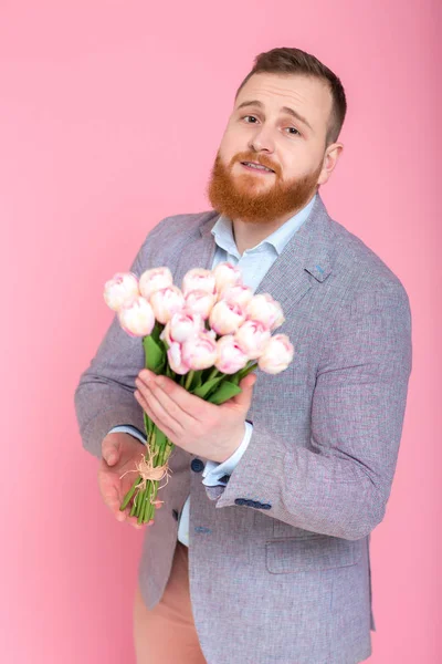 Knappe man met boeket tulpen — Stockfoto
