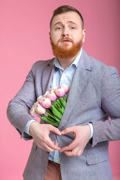 Hombre guapo sosteniendo ramo de tulipanes — Foto de Stock
