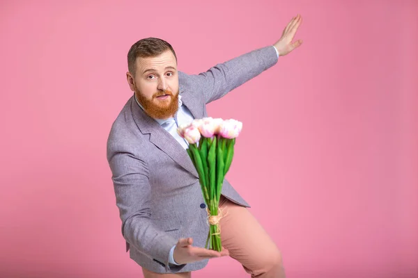 Hombre guapo sosteniendo ramo de tulipanes — Foto de Stock