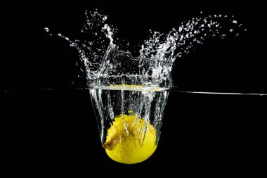 Su sıçratan limon