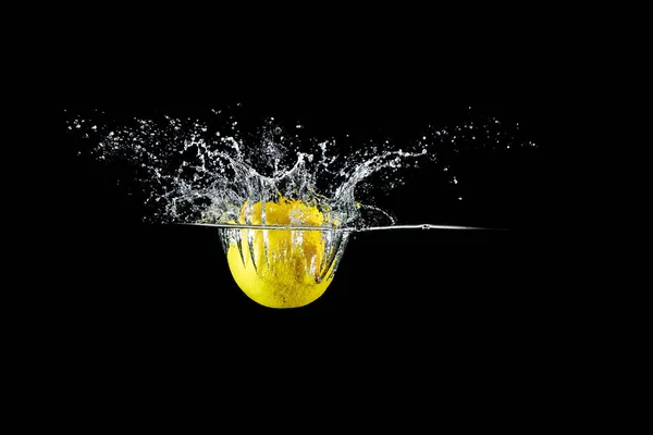 Limão em respingo de água — Fotografia de Stock