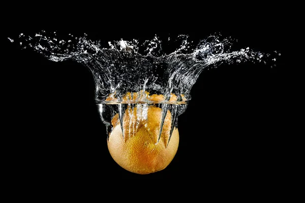 Toranja em respingo de água — Fotografia de Stock