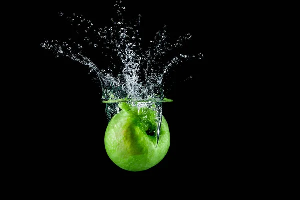 Äpple i vatten stänk — Stockfoto