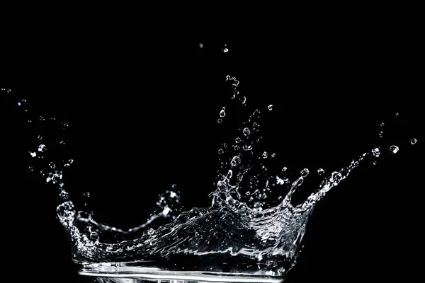 Vatten stänk på svart — Stockfoto