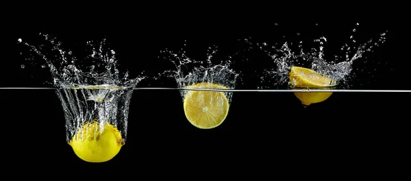 Citron i vattenstänk — Stockfoto