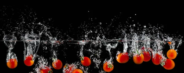 Gruppo di pomodori in spruzzata d'acqua — Foto Stock