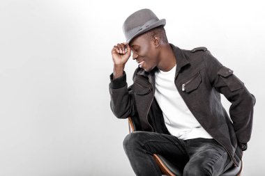 Şapkalı Afrikalı-Amerikalı adam