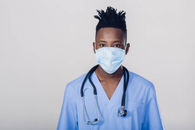 Gri bir arka plan üzerinde Afrikalı-Amerikalı doktor