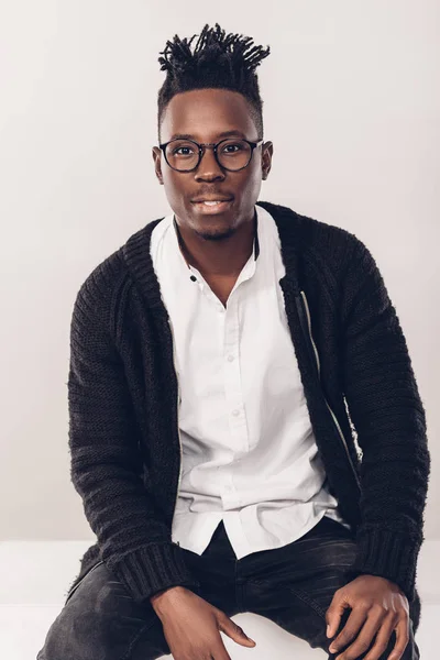 Hombre afroamericano en gafas —  Fotos de Stock