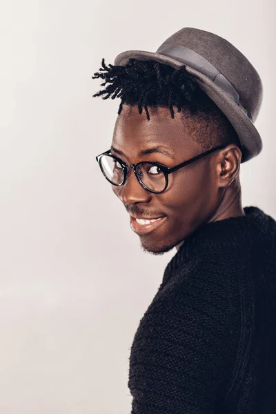 Hombre afroamericano en gafas —  Fotos de Stock