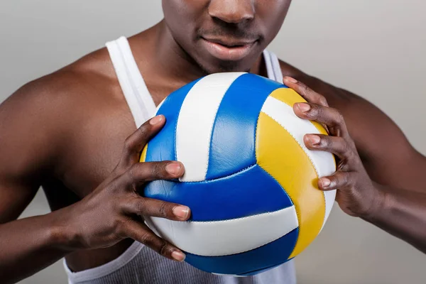 Atlético hombre afroamericano con voleibol —  Fotos de Stock