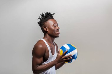 Afrikalı-Amerikalı adamla atletik: Voleybol