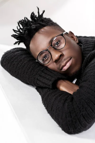 Hombre afroamericano en gafas — Foto de Stock