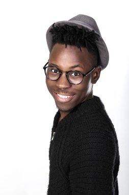 Afrikalı-Amerikalı adam gözlük