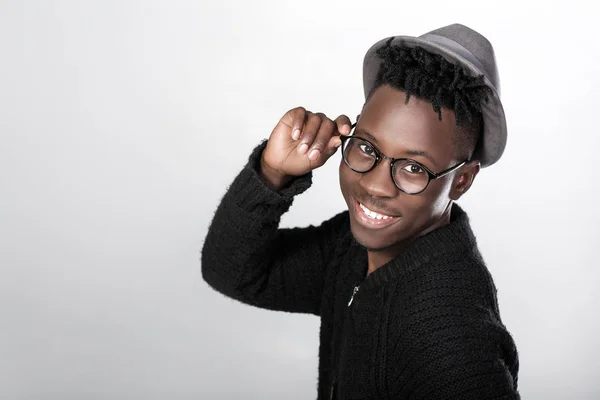 Hombre afroamericano en gafas — Foto de Stock