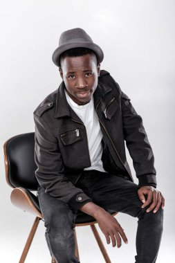 Şapkalı Afrikalı-Amerikalı adam