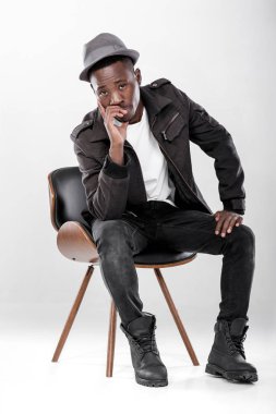 Şapkalı Afrikalı-Amerikalı adam