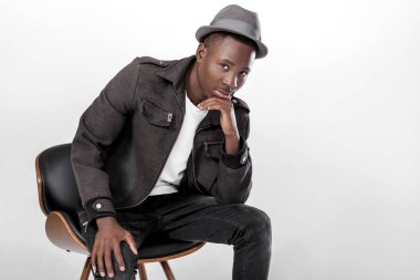 Şapkalı Afrikalı-Amerikalı adam