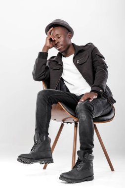 Şapkalı Afrikalı-Amerikalı adam