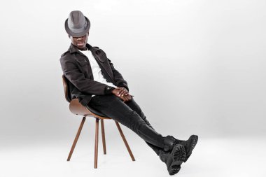 Şapkalı Afrikalı-Amerikalı adam