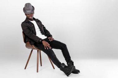 Şapkalı Afrikalı-Amerikalı adam