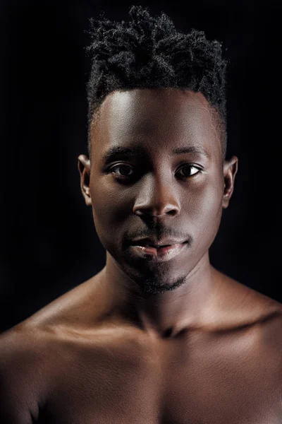 Афроамериканський чоловік з дредлоками — стокове фото