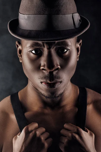 Афроамериканський чоловік у капелюсі та підтяжках — стокове фото