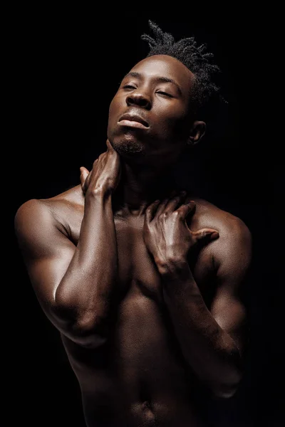 Портрет афро-американських людини на чорному тлі — стокове фото