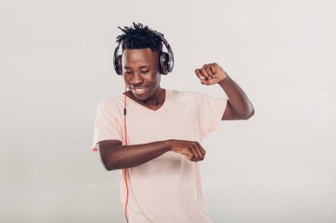 Afrikalı-Amerikalı adam müzik kulaklık
