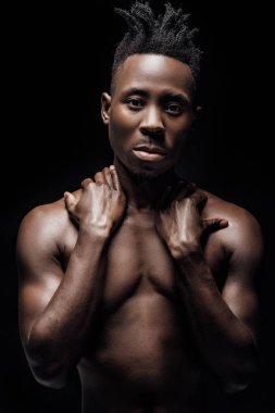 siyah arka plan üzerine Afrikalı-Amerikalı adam portresi