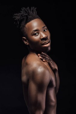 Siyah arka plan üzerine Afrikalı-Amerikalı adam