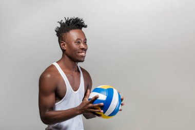 Afrikalı-Amerikalı adamla atletik: Voleybol