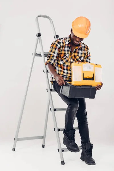 Trabalhador afro-americano com caixa de ferramentas — Fotografia de Stock