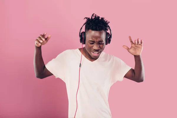 Homem afro-americano em fones de ouvido ouvindo música — Fotografia de Stock