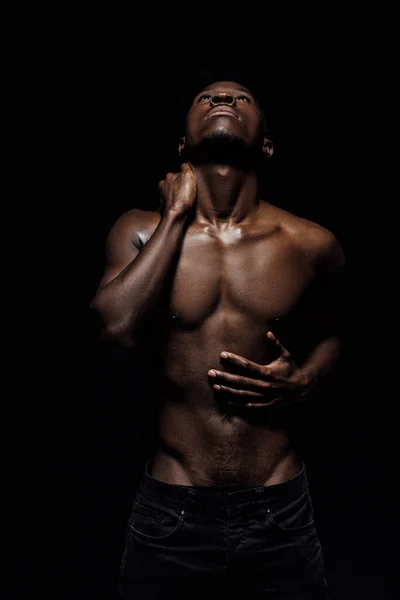 siyah arka plan üzerine Afrikalı-Amerikalı adam portresi