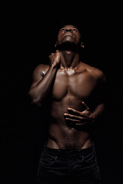 портрет афроамериканца на черном фоне
