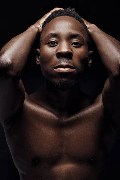 Porträtt av afroamerikansk man på svart bakgrund — Stockfoto