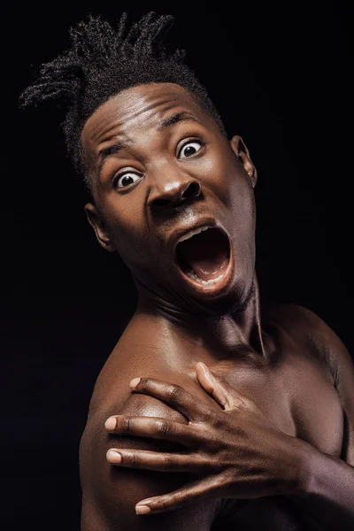 Afroamericano uomo urlando contro nero sfondo — Foto Stock