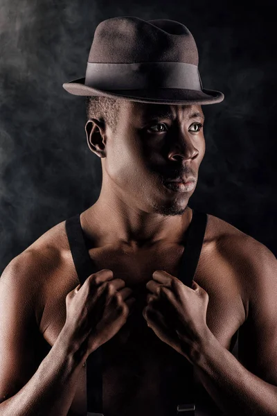 Hombre afroamericano con sombrero y tirantes —  Fotos de Stock