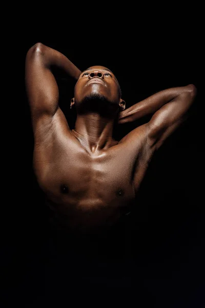 黒い背景にアフリカ系アメリカ人の男性の肖像画 — ストック写真