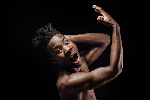 Američan Afričana muž křičí proti černému pozadí — Stock fotografie