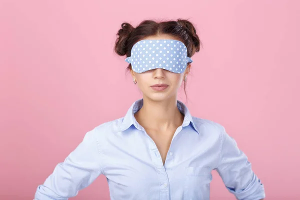 Женщина в пижаме и маске для сна — стоковое фото