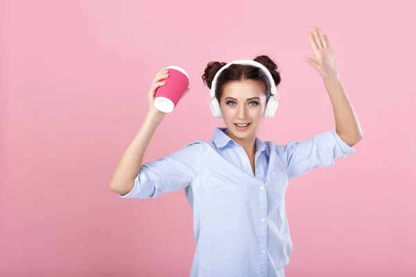 Mulher em fones de ouvido beber café — Fotografia de Stock