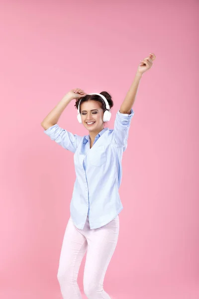 Mujer con auriculares escuchando música — Foto de Stock