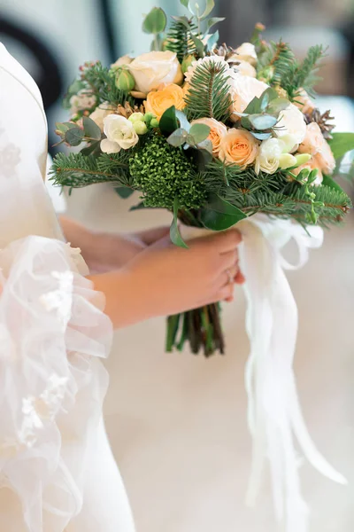 花嫁の手は白いバラの花束を保持します。 — ストック写真