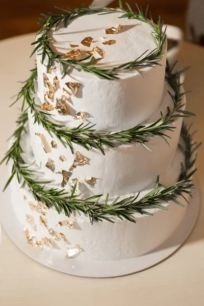 Cake decorated with fresh green leaves — Stock Photo, Image